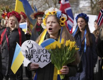 Tisíce lidí si v Evropě připomněly druhé výročí začátku války na Ukrajině