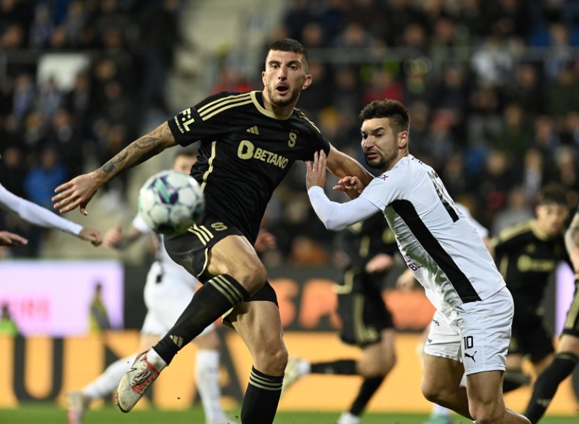 Fotbalisté Sparty vyhráli na Slovácku 3:1 a před derby vedou ligu o čtyři body