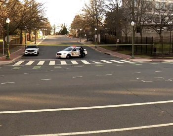 Před ambasádou Izraele ve Washingtonu se pokusil upálit muž