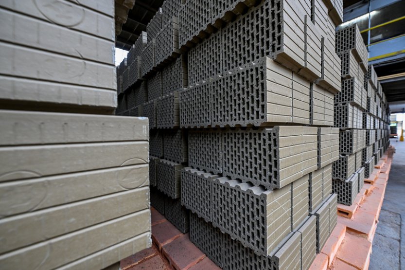 Poptávka po cihlách roste, prodejci se předzásobují ze strachu z výpadků dodávek