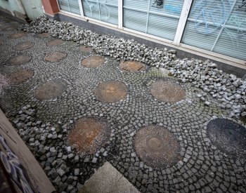 Liberec má uličku plnou kanálových poklopů z Česka i Evropy, funkční je jeden