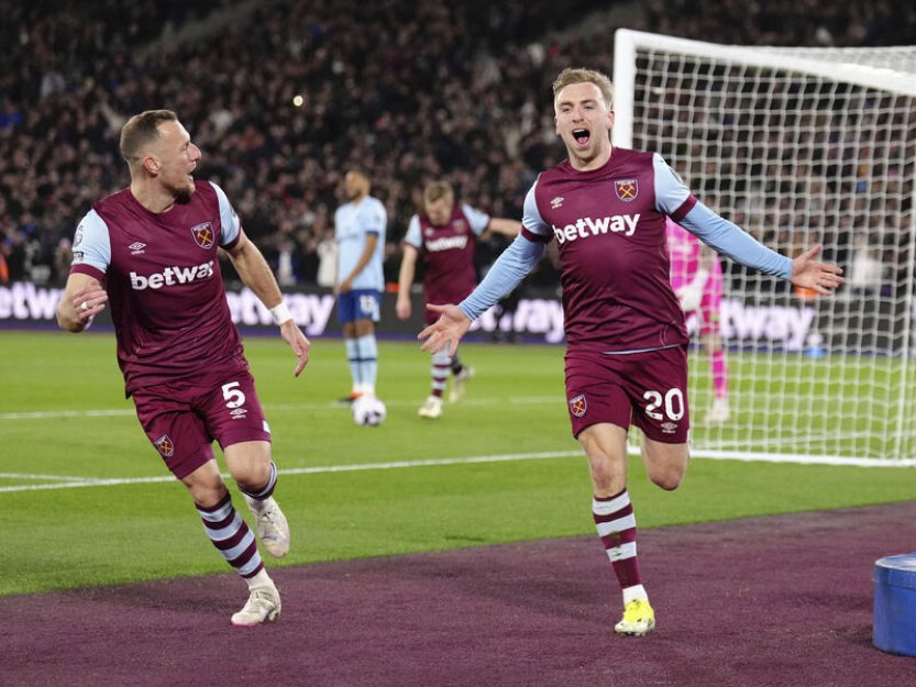 Fotbalisté West Hamu porazili v derby 4:2 Brentford a poprvé letos vyhráli