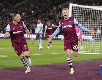 Fotbalisté West Hamu porazili v derby 4:2 Brentford a poprvé letos vyhráli