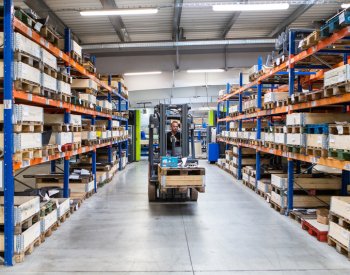 Ceny v průmyslu meziročně klesly poprvé za víc než tři roky