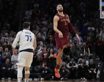 Cleveland v NBA porazil Dallas střelou Struse z vlastní poloviny hřiště
