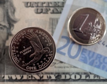 Koruna mírně oslabila, k euru o haléř a vůči dolaru o dva