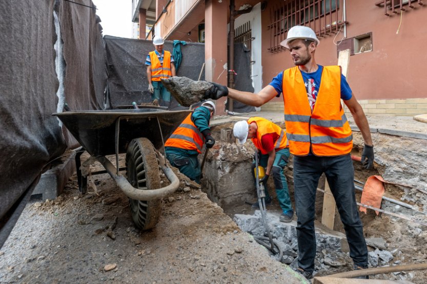 HK: Nedostatek pracovníků ohrožuje důležité projekty
