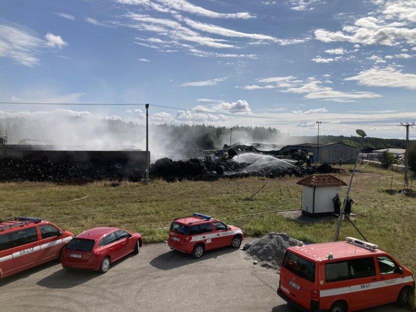 Hasiči ukončili po třech dnech zásah u požáru pneumatik v Borovanech