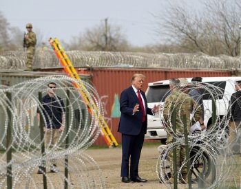 Biden a Trump ve stejný den v Texasu navštívili hranici USA s Mexikem