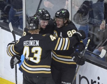 Pastrňák pomohl v NHL dvěma přihrávkami k výhře, Mrázek inkasoval pětkrát