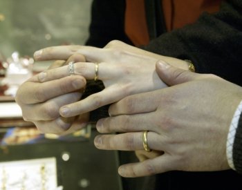 BBC: Stále více mužů dostává od žen zásnubní prsteny