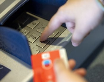 Některé banky doporučují klientům nevybírat peníze z bankomatů Euronetu