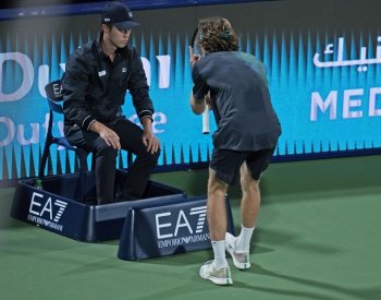 Rubljov byl v Dubaji za nadávky rozhodčímu diskvalifikován, ve finále je Bublik