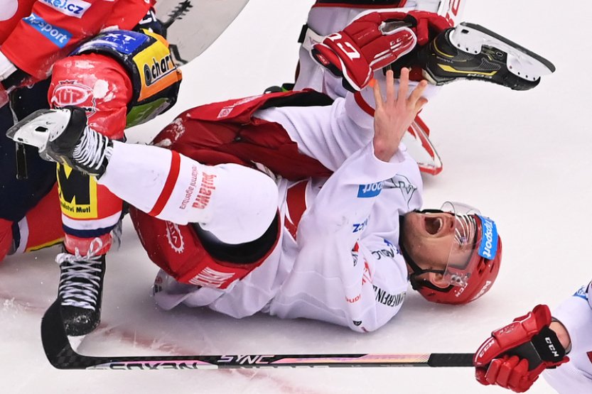 Třinecký hokejista Jeřábek utrpěl otevřenou zlomeninu holenní a lýtkové kosti
