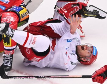 Třinecký hokejista Jeřábek utrpěl otevřenou zlomeninu holenní a lýtkové kosti