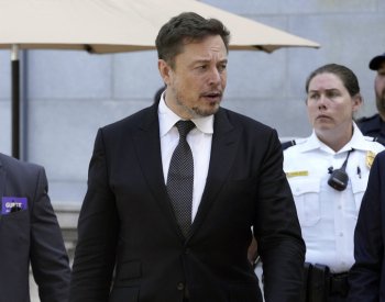 Právníci v kauze zrušené odměny pro Muska sami žádají rekordní odměnu