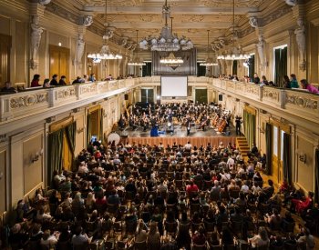 Brněnský Besední dům v rytmu Vltavy rozvlnily modré fábory na oslavu Smetany