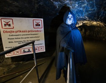 Průvodci Punkevních jeskyní vyměnili červené bundy za kostýmy netopýrů i andělů