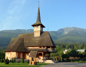 Jeptišky v rumunských horách stavějí poustevnu a chovají pstruhy