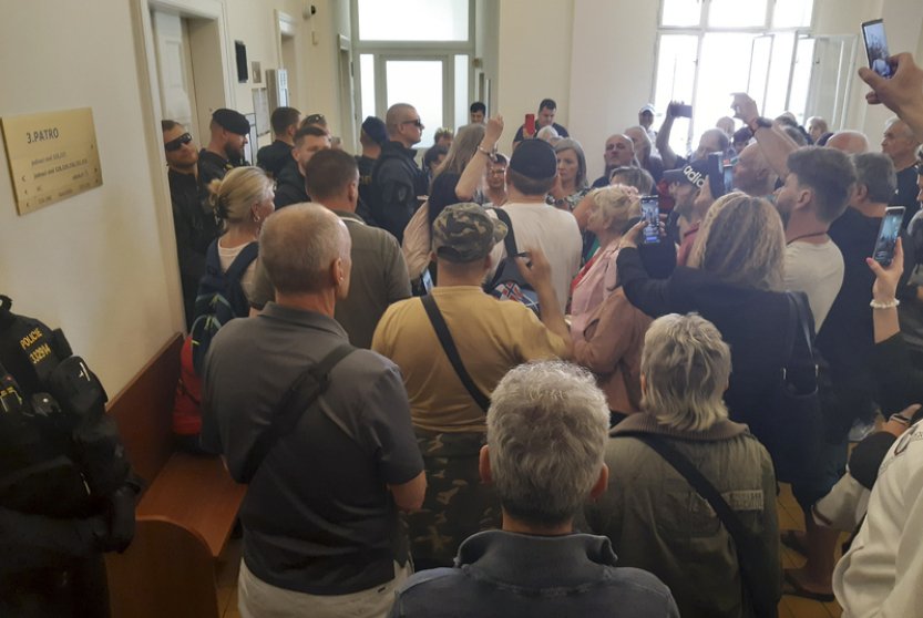 Advokátní komora řeší po incidentu u soudu chování advokáta Naxery