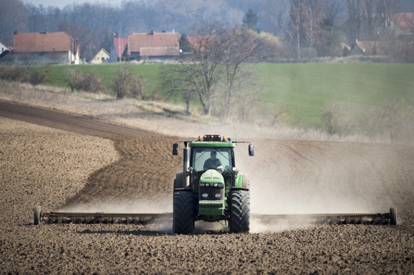 Čeští vědci hledají cestu, jak mohou zemědělci uložit více uhlíku do půdy
