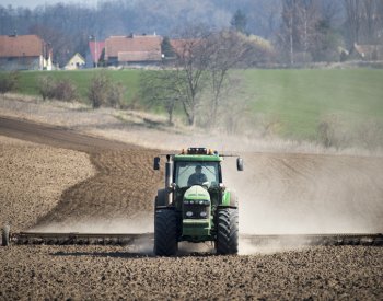 Čeští vědci hledají cestu, jak mohou zemědělci uložit více uhlíku do půdy
