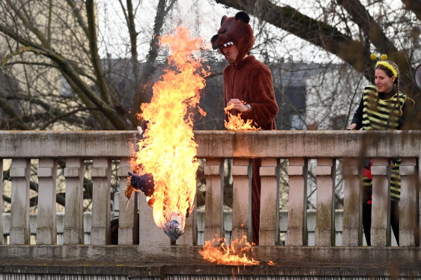 Lidé v Plzni dnes vyprovodili zimu a hodili jí zapálenou do řeky
