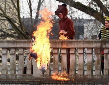 Lidé v Plzni dnes vyprovodili zimu a hodili jí zapálenou do řeky