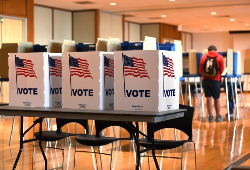 Američany čeká volební superúterý ve stínu dominance Bidena a Trumpa