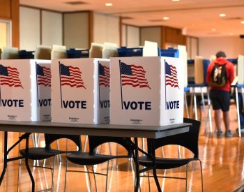 Američany čeká volební superúterý ve stínu dominance Bidena a Trumpa