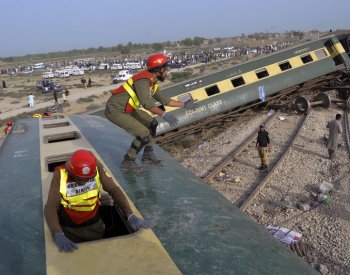 V Pákistánu vykolejil osobní vlak, nejméně 30 lidí zemřelo, přes 80 bylo zraněno