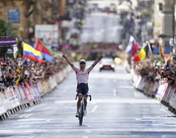 Mistrem světa v silničním závodě cyklistů je Van der Poel