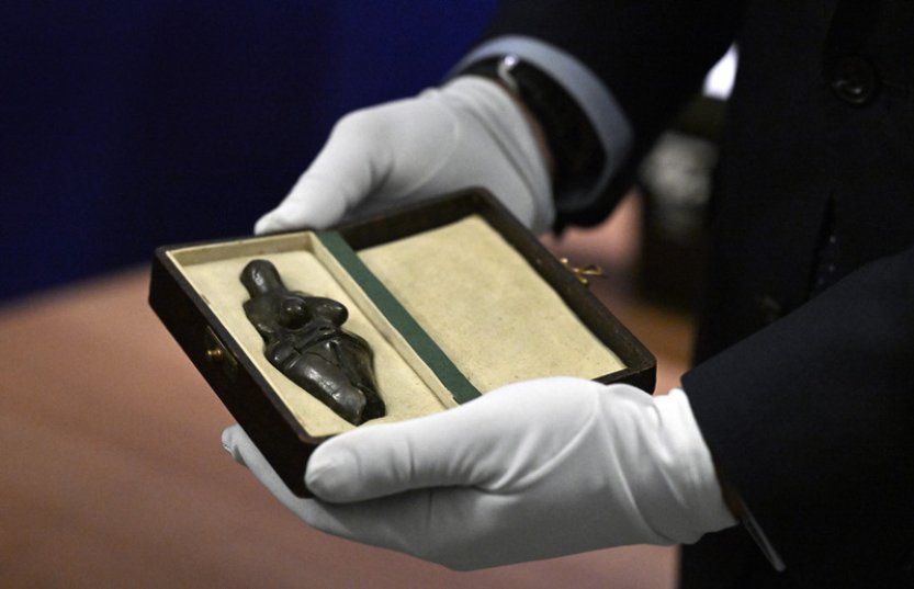 Věstonická venuše se za dohledu policie vrátila z výstavy v Praze zpátky do Brna