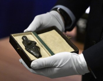 Věstonická venuše se za dohledu policie vrátila z výstavy v Praze zpátky do Brna