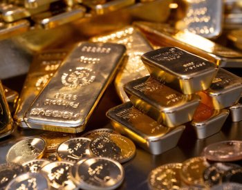 Cena zlata je díky očekávanému snižování úroků v USA na rekordu