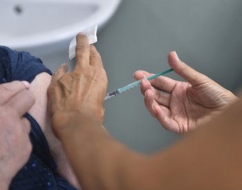 Vědci v Německu zkoumali muže, který se nechal 217krát naočkovat proti covidu