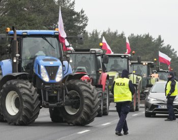 Ve Varšavě opět demonstrují zemědělci nespokojení s politikou EU, hořela i rakev