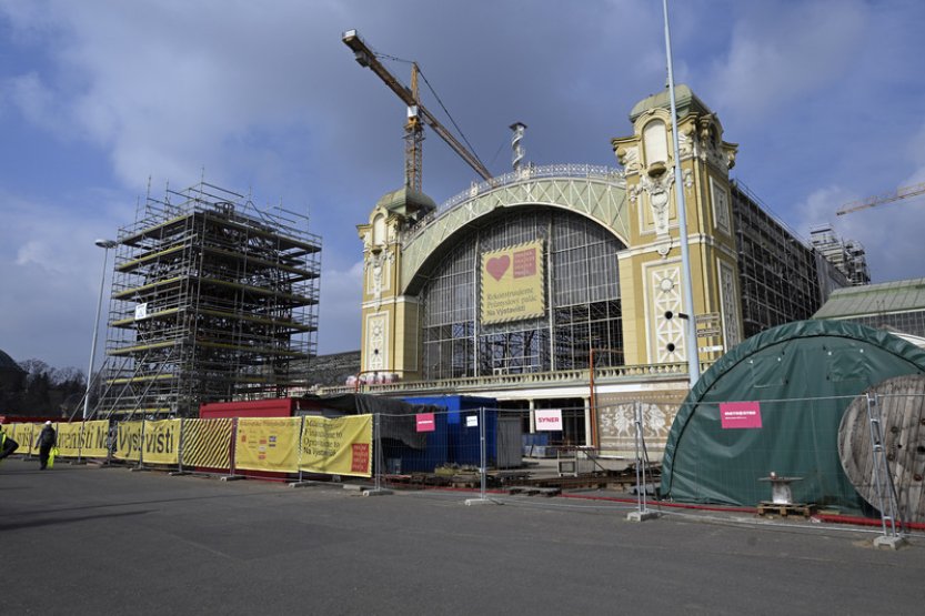 Dělníci při opravě Průmyslového paláce na Výstavišti letos opraví střechy
