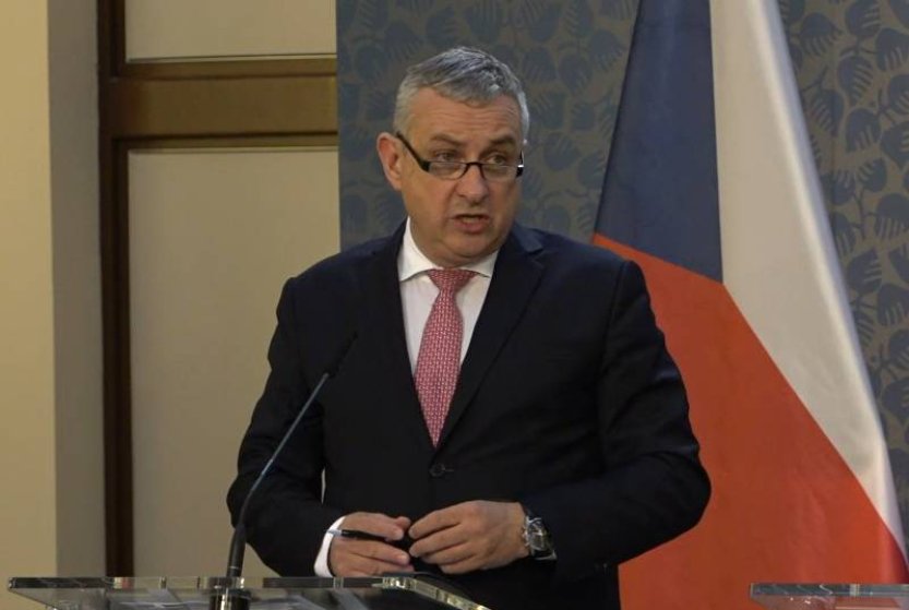 Síkela si ve Sněmovně vyslechl od opozice obvinění z arogance