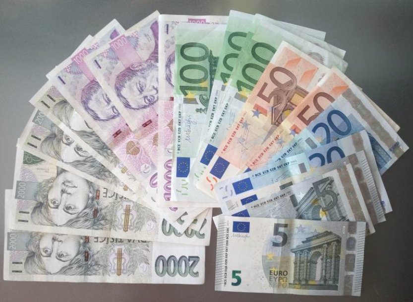 Česká měna mírně ztrácela k euru, zatímco vůči dolaru zpevnila