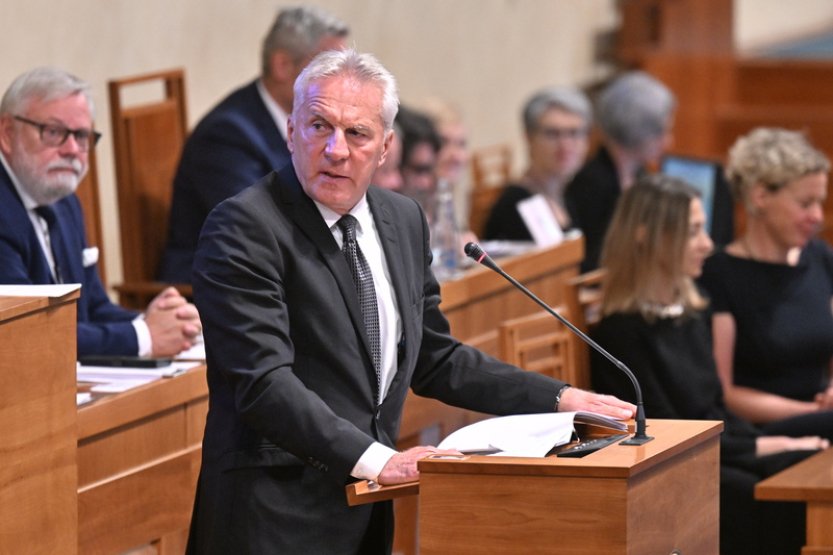 Fremrova přítomnost na ÚS je nevhodná, napsali senátoři Pavlovi