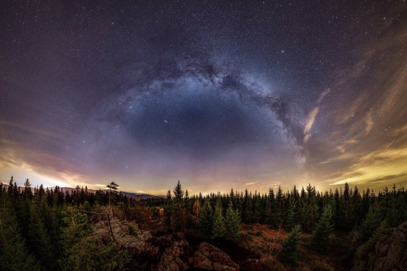 Nově pozorovaná vzdálená galaxie žila rychle a zemřela mladá, domnívají se vědci