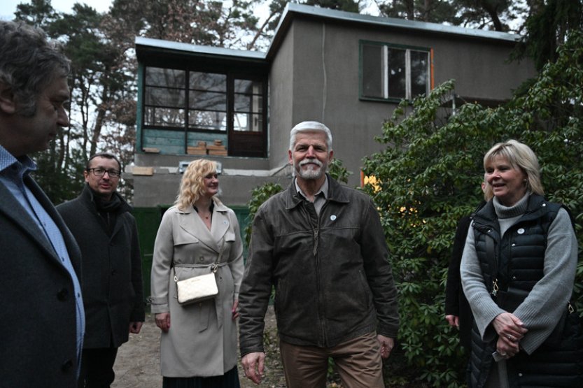 Prezident Pavel zakončil návštěvu středních Čech u Hrabalovy chaty v Kersku