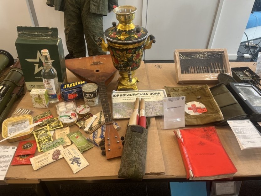 Nová výstava v Bruselu ukazuje zbraně, kterými Rusové útočí na Ukrajinu