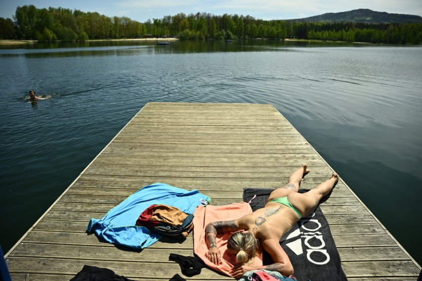 Ženy chtějí na dovolené v ČR hlavně odpočívat, tráví ji nejčastěji s partnerem