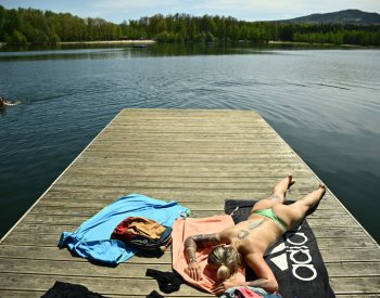 Ženy chtějí na dovolené v ČR hlavně odpočívat, tráví ji nejčastěji s partnerem