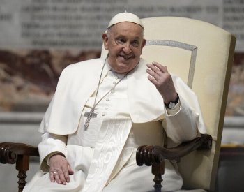 Ukrajina by měla mít odvahu k vyvěšení bílé vlajky a jednání, řekl papež