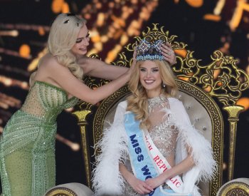 Češka Krystyna Pyszková zvítězila v soutěži Miss World v Bombaji
