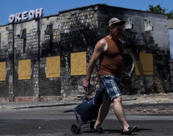 Rusové při ostřelování Chersonu zasáhli bytový dům, zahynula žena