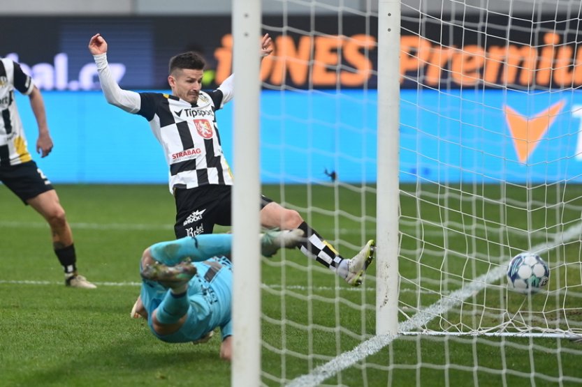 Hradec porazil doma v derby Pardubice 2:0 a po pěti kolech zvítězil